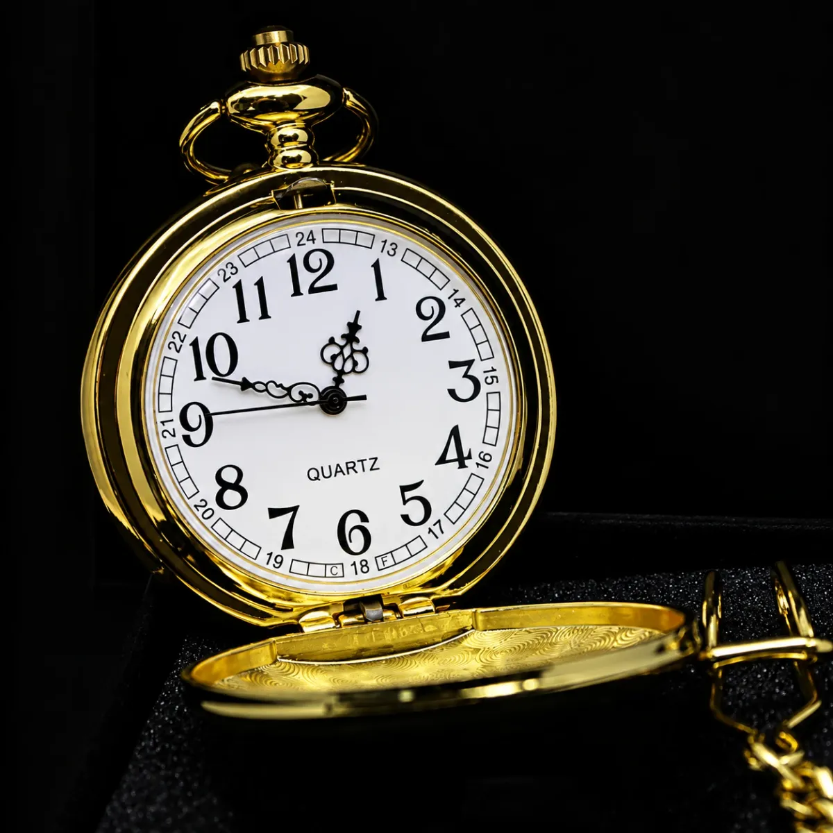 Goldene Taschenuhr mit Kette - Klassisch