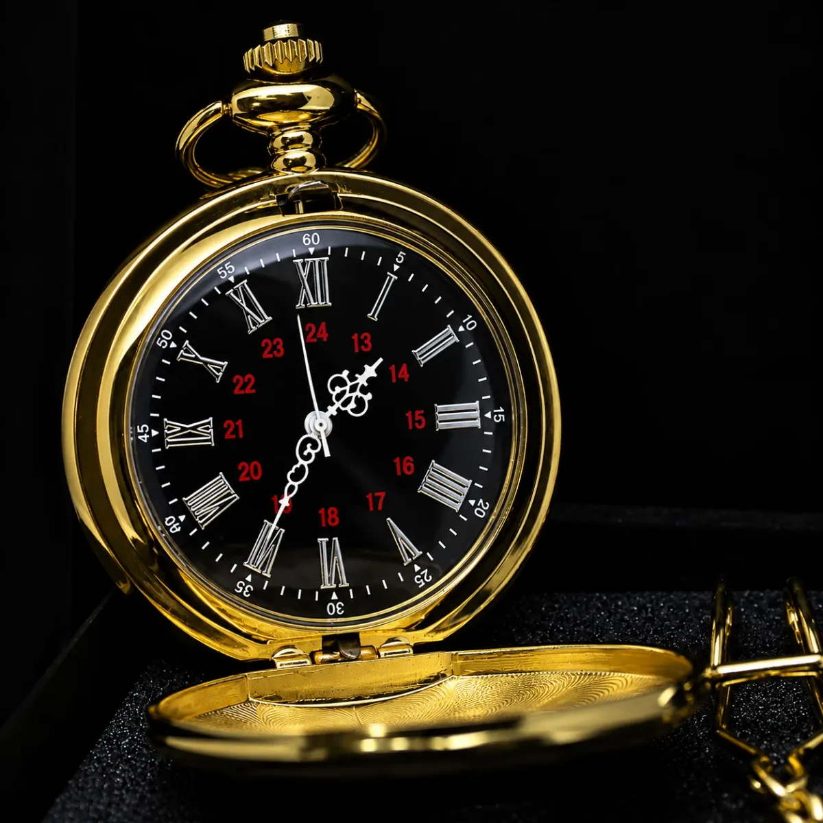 Goldene Taschenuhr mit Kette und schwarzem Zifferblatt