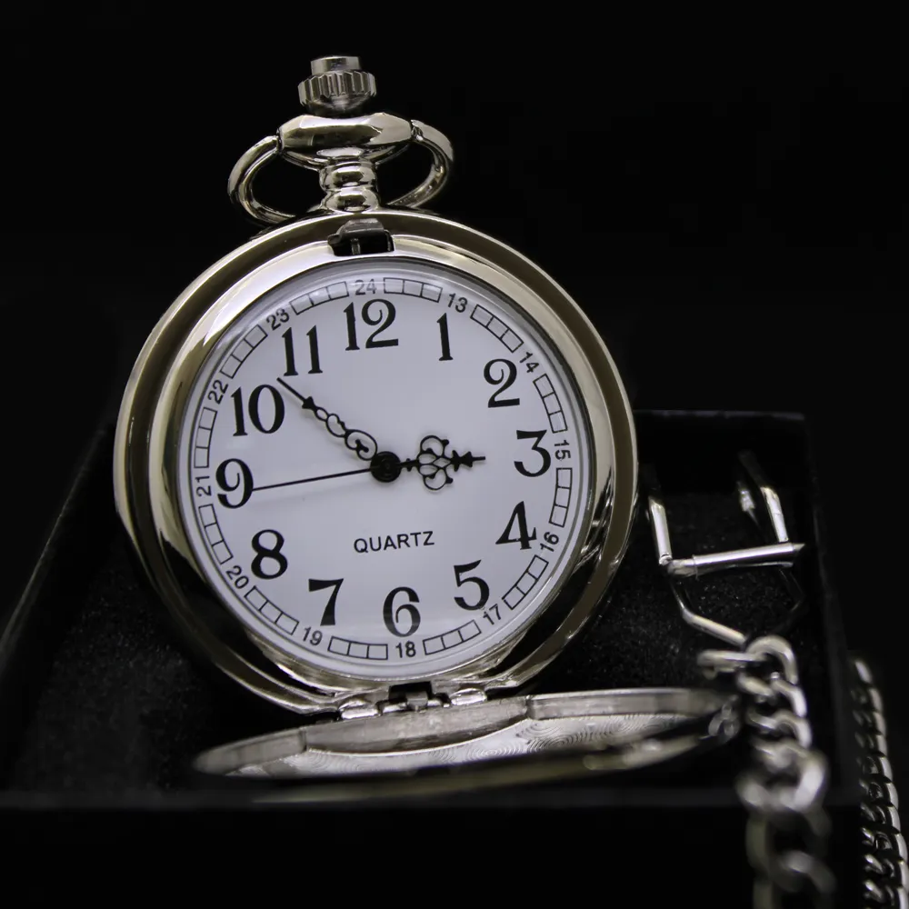 Silberne Taschenuhr mit Kette - Klassisch