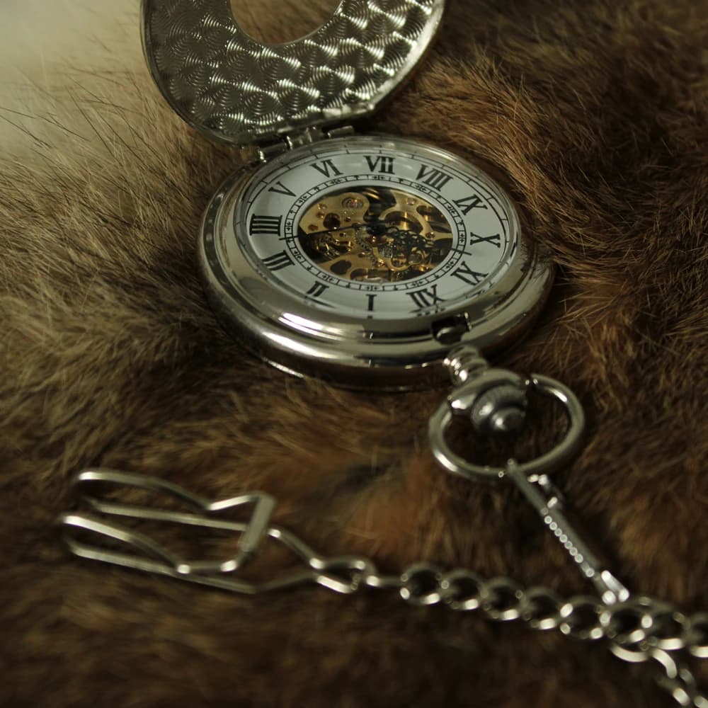 Silberne Taschenuhr mit Sichtfenster