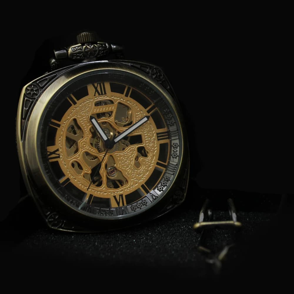 Quadratische bronzene Taschenuhr mit Kette