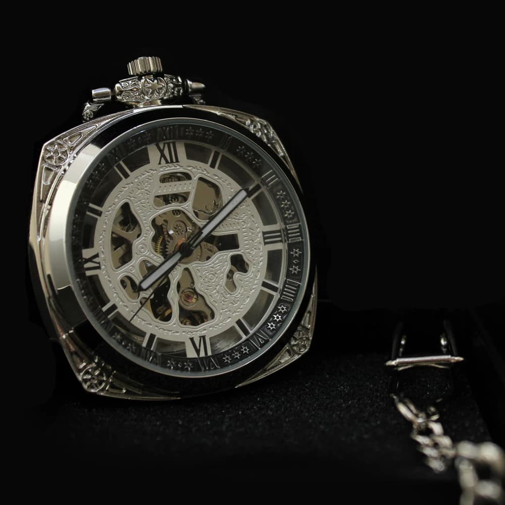 Quadratische silberne Taschenuhr mit Kette