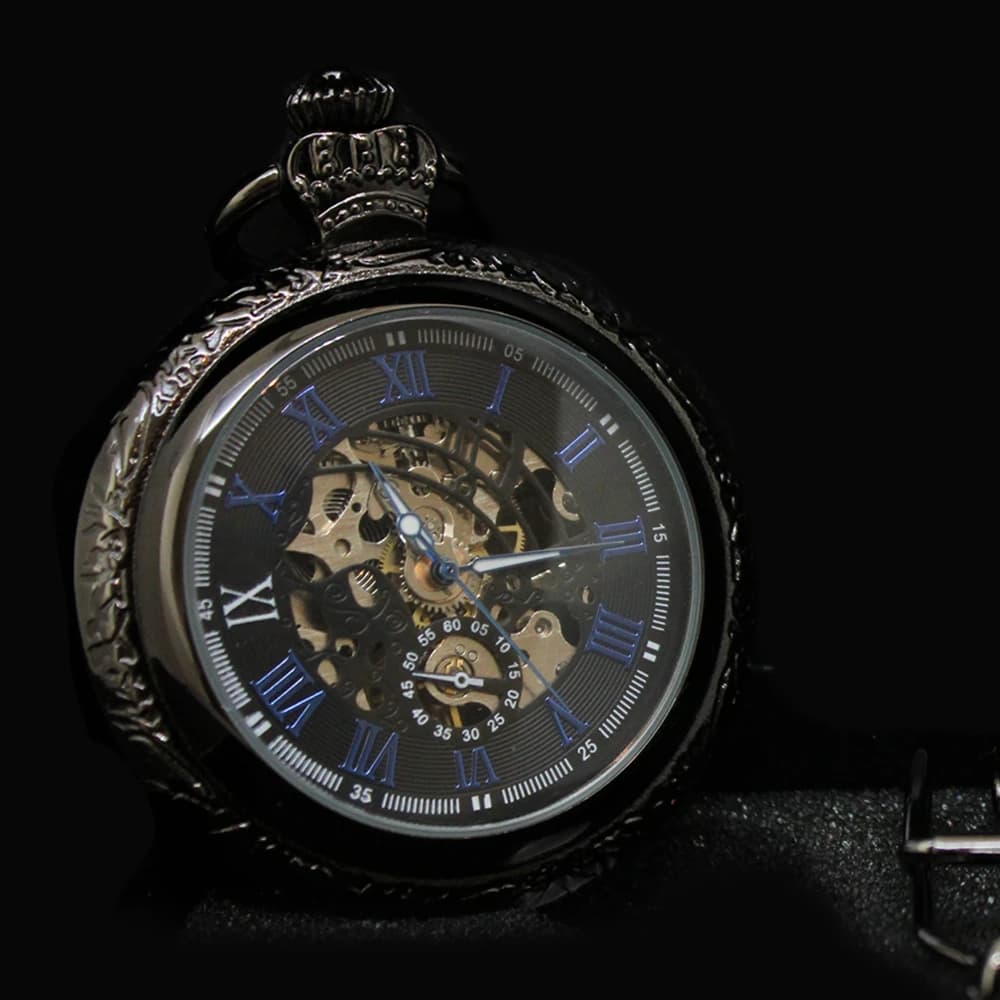 Schwarze Taschenuhr mit Kette – Kleines Kronjuwel