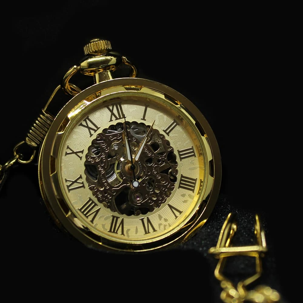 Goldene Taschenuhr mit Kette - Meister der Zeit