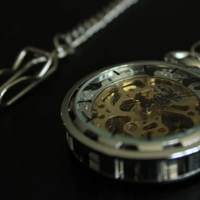 Zilveren zakhorloge met ketting – doorzichtig goudkleurig uurwerk