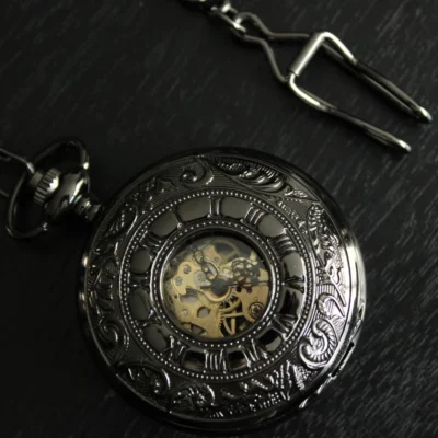 Zwarte zakhorloge met ketting – dubbele opening met doorkijk