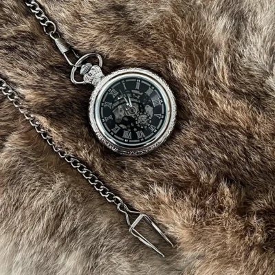 Zilverkleurige zakhorloge met ketting – kleine kroonjuweel