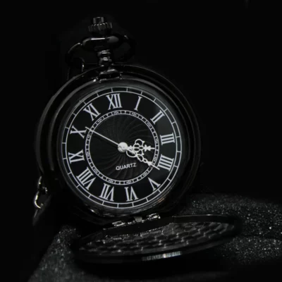 Schwarze Taschenuhr mit Kette - Aristokratie