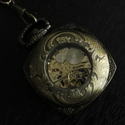 Vierkante bronzen zakhorloge met ketting