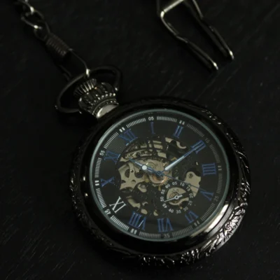 Zwarte zakhorloge met ketting – kleine kroonjuweel