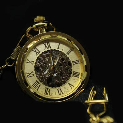 Goldenes Taschenuhr mit Kette - Meister der Zeit